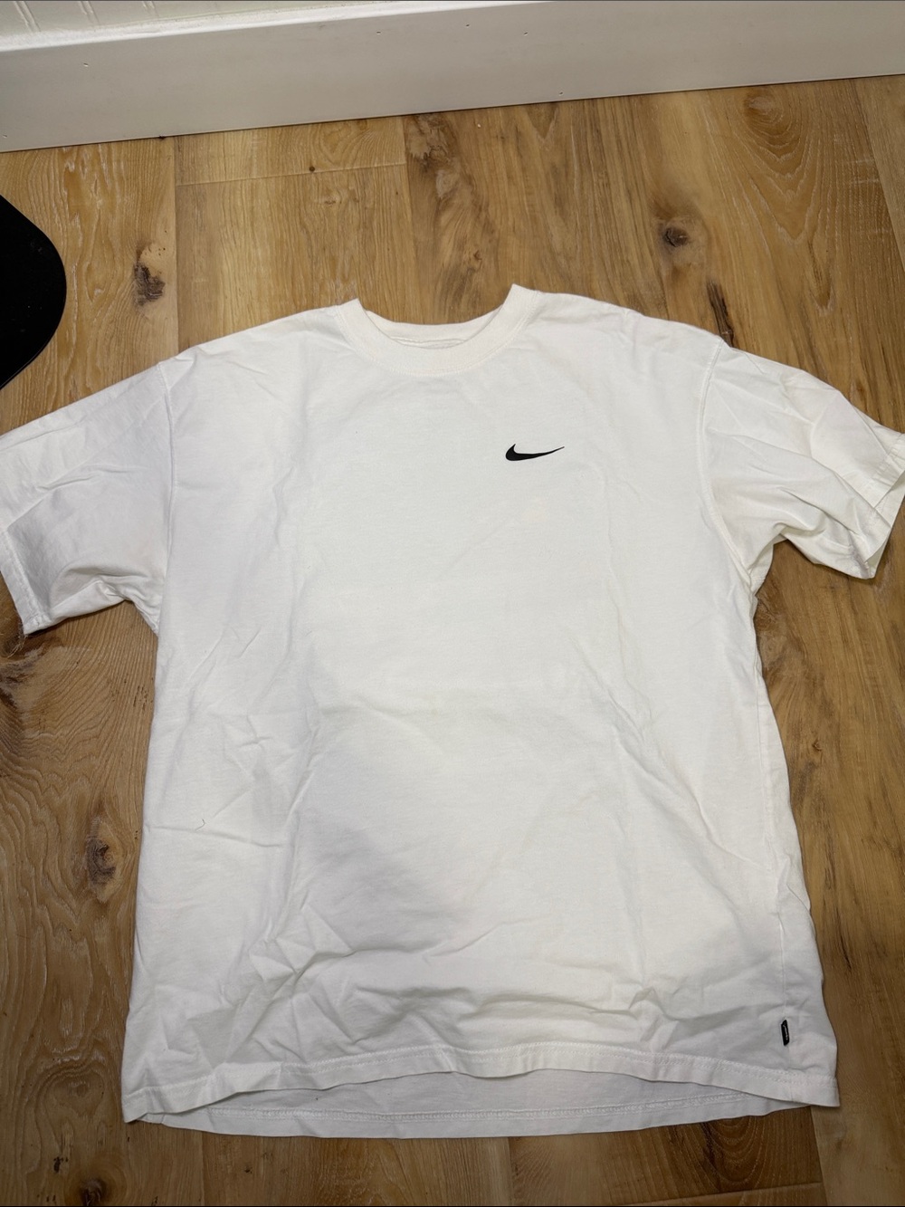 Nike sb Men's White Short-Sleeve Crewneck T-Shirt size medium